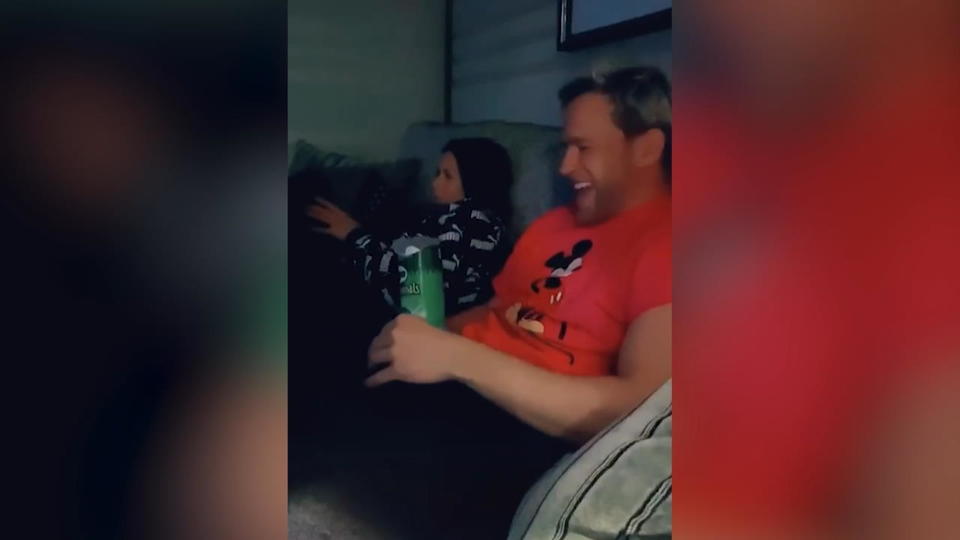 Achtung, Finger waschen! Olly Murs prankt seine Freundin mit Chipsdose