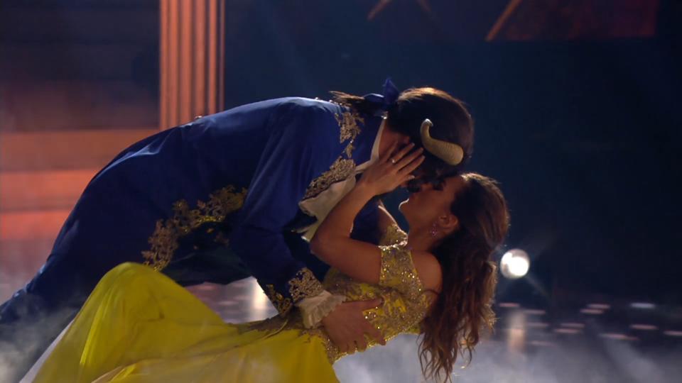 Die Schöne und das Biest bei "Let's Dance" Motsi Mabuse flippt aus: Lobeshymnen für Moritz Hans