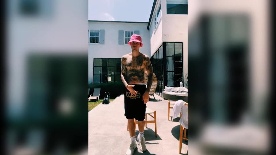 Heiß, heißer, Biebs Justin Bieber zeigt seinen Tattoo-Body