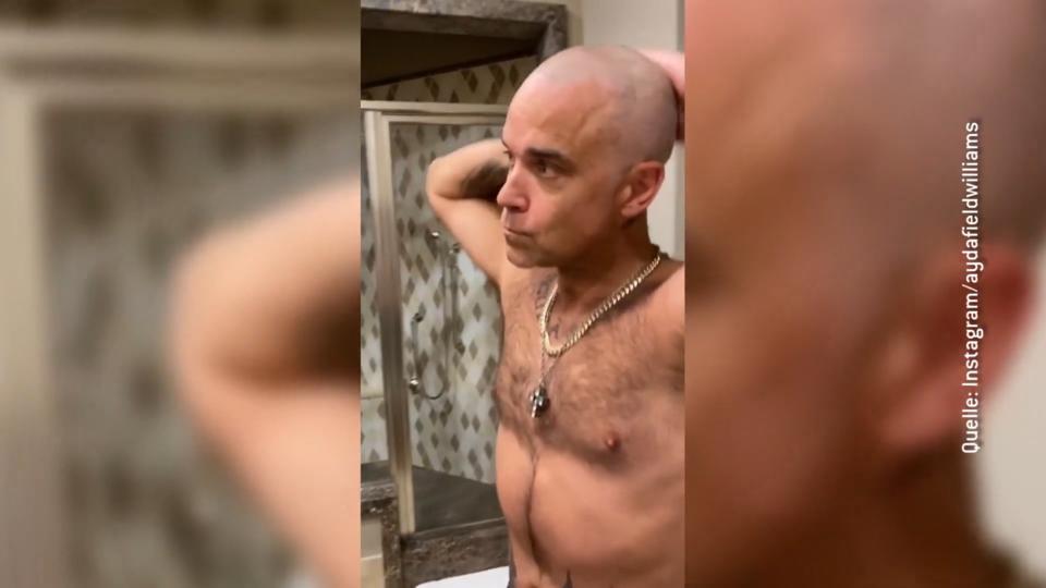 Glatze für den Sänger Robbie Williams verabschiedet sich von seinen Haaren
