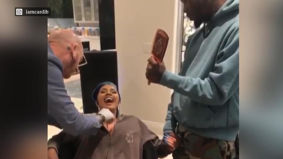 Rapperin Cardi B lässt sich piercen Autsch! Cardi B voller Schmerzensschreie beim Piercer