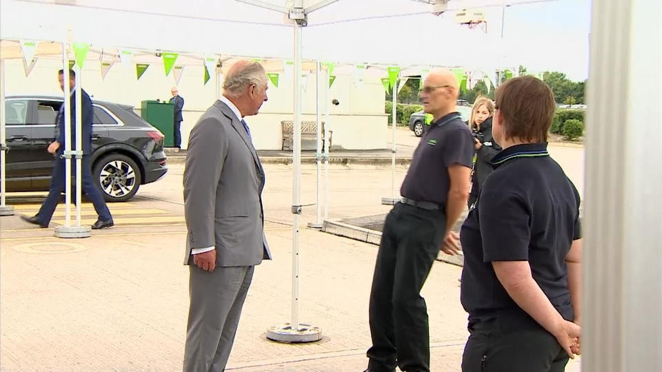 Prinz Charles völlig hilflos ASDA-Mitarbeiter wird neben Prince Charles ohnmächtig