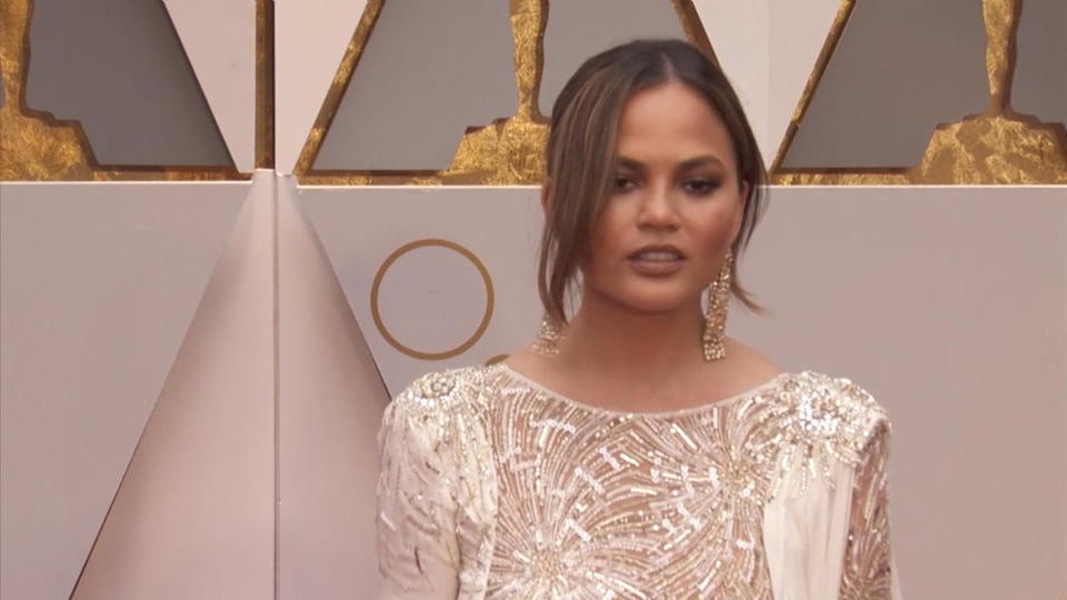 Ist Chrissy in den Epstein-Skandal verwickelt? Chrissy Teigen blockt 1 Million Twitter-Nutzer