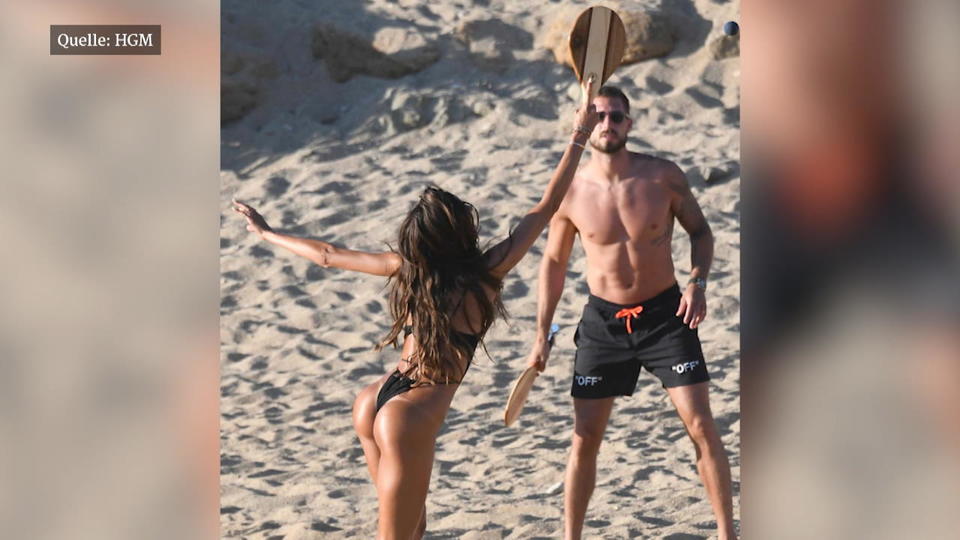 Heiß, heißer Izabel Goulart! Izabel Goulart und Kevin Trapp spielen Beach-Ball