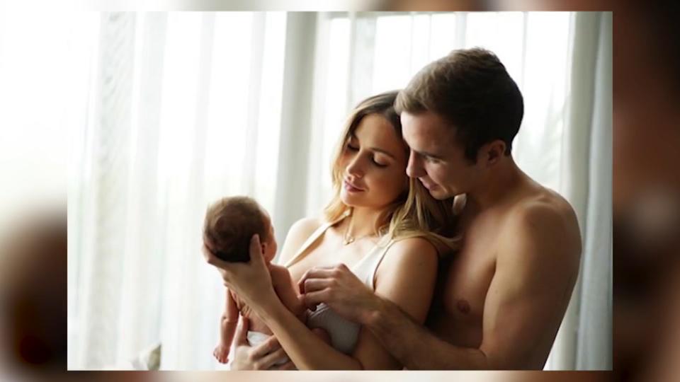 So süß schlummert das Götze-Baby Götze-Nachwuchs: Endlich gibt's Baby Romes Gesicht zu sehen!