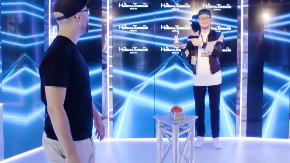 Mark Forster trifft seine Wachsfigur Mark Forster weiht seine Wachsfigur ein