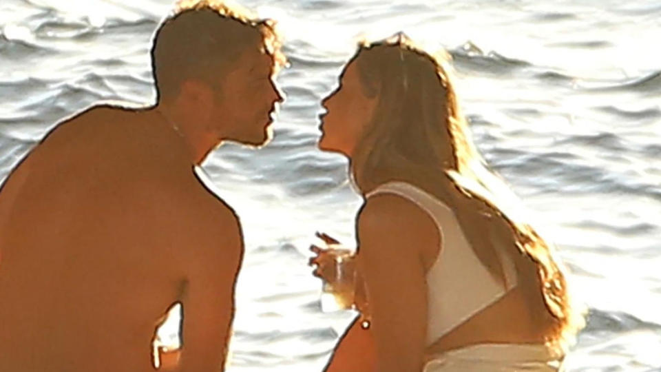 Knutschend in einer Bucht erwischt! Jessica Paszka und Johannes Haller turteln auf Ibiza