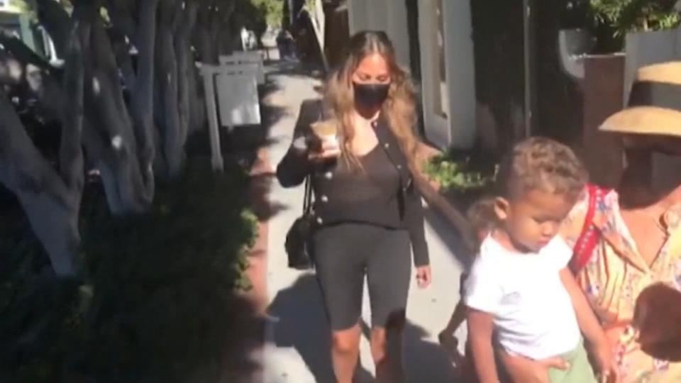 Schwanger mit Baby Nummer 3 Chrissy Teigen zeigt stolz ihren Babybauch