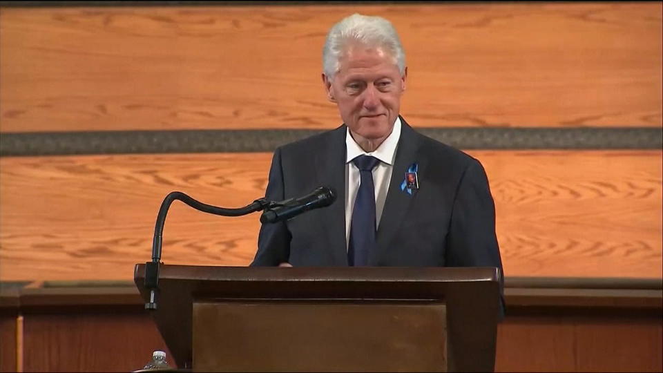 Epstein-Masseurin Foto zeigt Bill Clinton mit Vergewaltigungsopfer