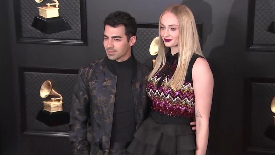 Beim Spaziergang Joe Jonas & Sophie Turner: Erste Fotos nach Geburt