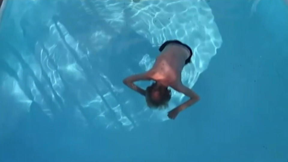 Was steckt dahinter? Samuel Koch treibt regungslos im Wasser