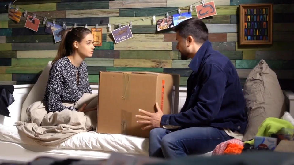 "Unter uns"-Folge 6456 vom 01.10.2020 Leni und Paco öffnen Janas Paket