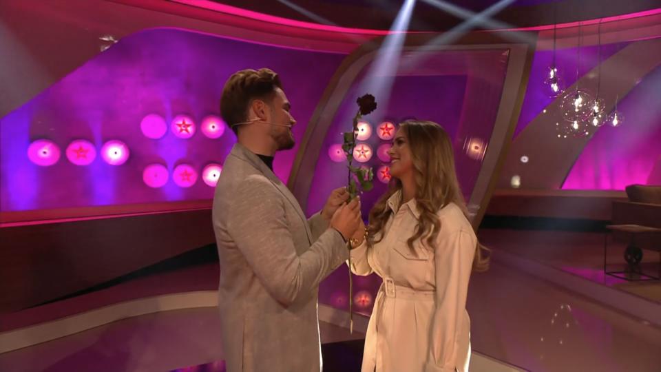 Endlich zeigen sie ihre Liebe Johannes Haller & Jessica Paszka sind ein Paar!