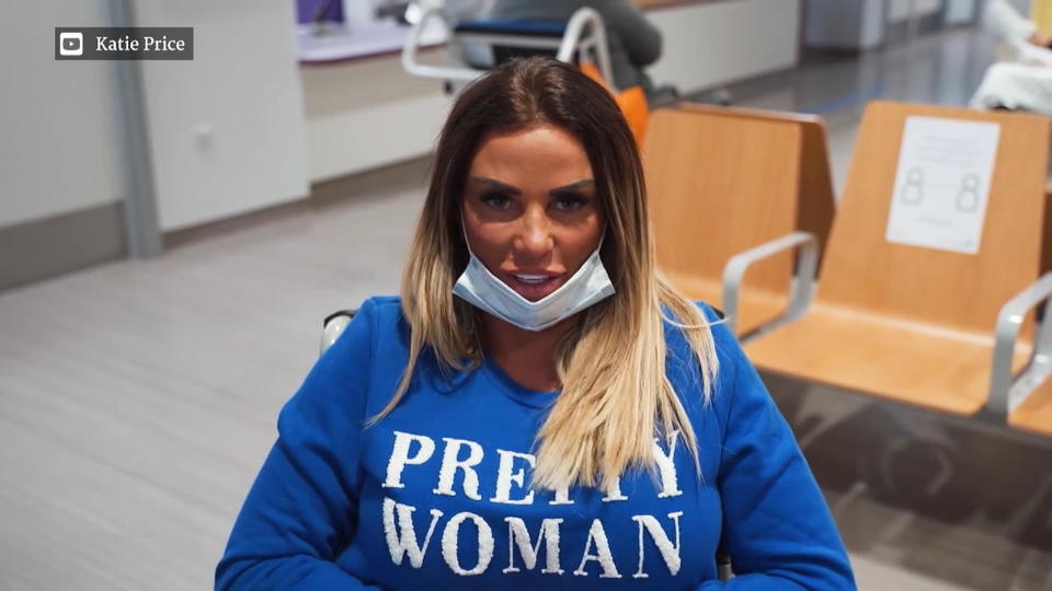 Katie brach sich im Urlaub beide Füße Katie Price kann nach schwerer OP wieder stehen