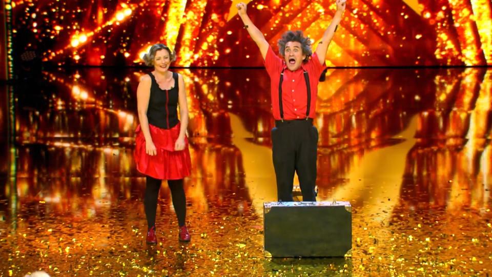 Der Goldene Buzzer von Chris Tall "Elastic & Francesca" ziehen direkt ins große Finale ein