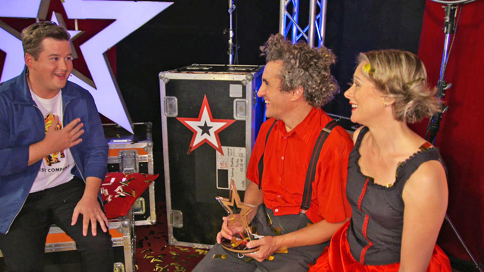 Nach dem goldenen Buzzer Chris Tall überrascht die Finalisten "Elastic & Francesca"