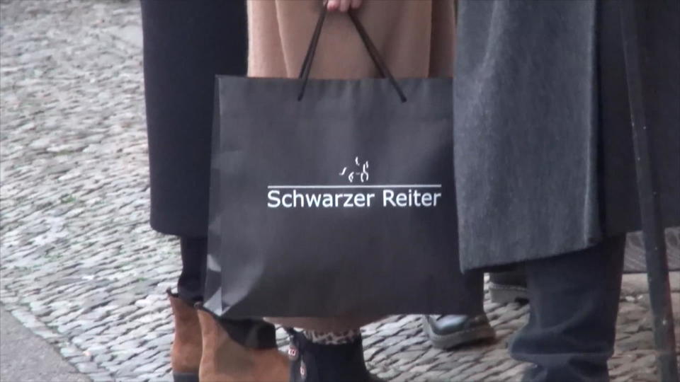 Was steckt wohl in dieser Tüte? Heidi Klum im Fetisch-Shop