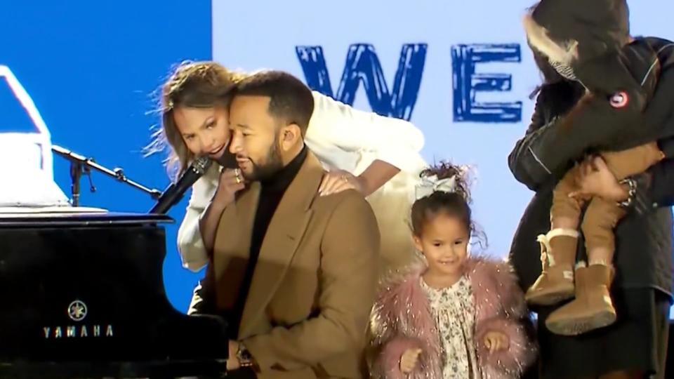 Chrissy Teigen mit ihrem Mann auf der Bühne 1. öffentlicher Auftritt nach Schicksalsschlag