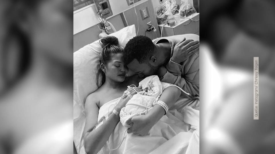 Baby Jack soll für immer bei ihnen sein Chrissy Teigen bringt Asche von totem Baby nach Hause