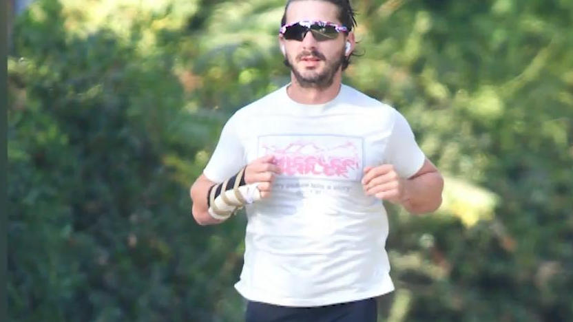 Nach Körperverletzungs-Klage Shia LaBeouf joggt mit verletzter Hand - und enger Hose