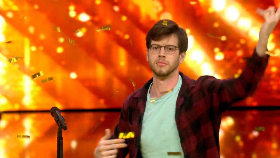 Der "Goldene Buzzer" von Bruce Darnell Guy First furzt sich mit seinen Händen ins Finale