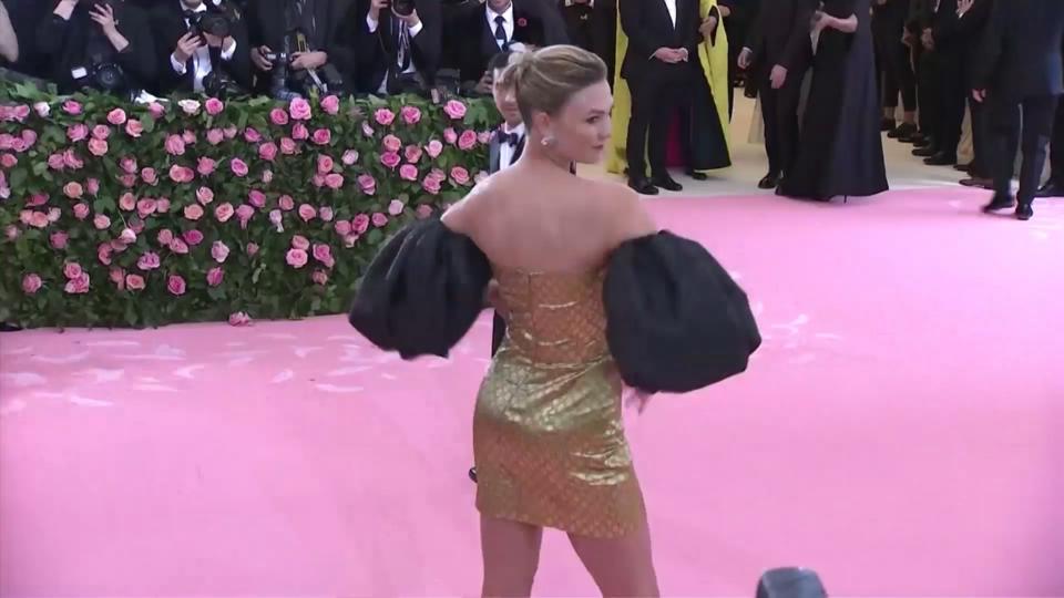 Das Bäuchlein des Models wölbt sich schon ziemlich Karlie Kloss: Zeigt stolz ihre Babykugel
