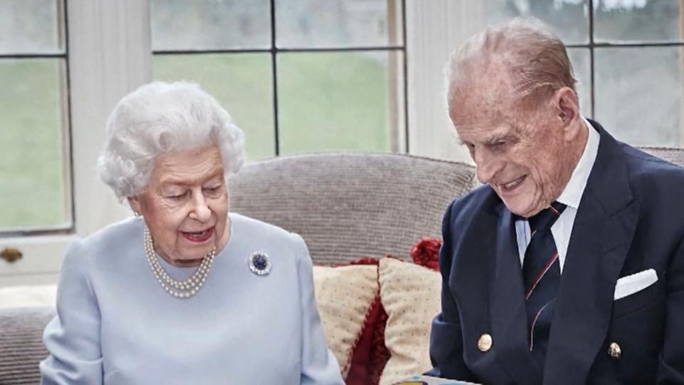 Queen Elizabeth & Prinz Philip Zum 73. Hochzeitstag gibt's eine Karte der Ur-Enkel