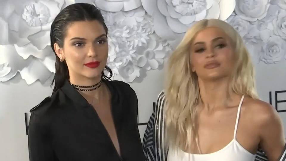 Test der Kollektionen von Kylie und Kendall Jenner Kylie und Kendall Jenner machen Mode