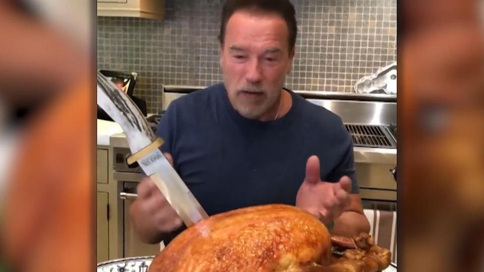 Arnie macht Satt Schwarzenegger hilft - mit Truthahn
