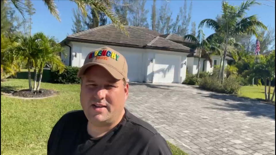 Er kämpft um sein Geld Hier steht Timo Berger vor Michael Wendlers Haus