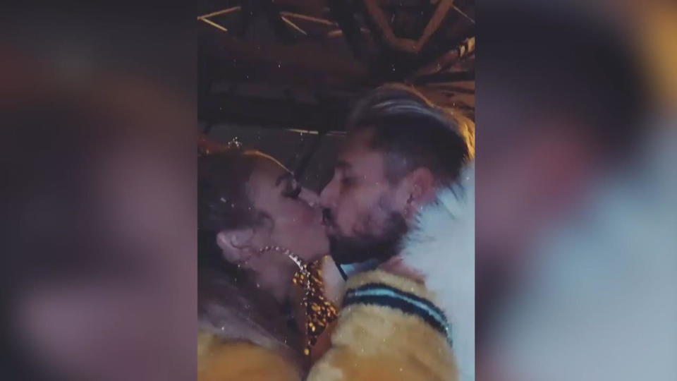 Romantik in Köln Mike Heiter und Laura Morante hängen Liebesschloss auf