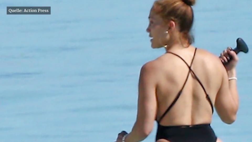 So sexy kann 51 aussehen J.Lo zeigt ihren berühmten Po im knappen Badeanzug