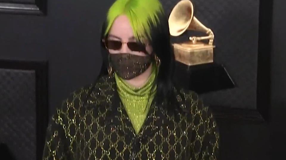Wie soll man damit irgendwas greifen Billie Eilish schockt mit schrillen Nägeln