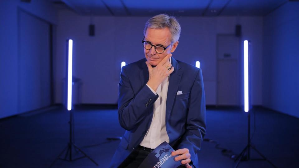 Können Sie erraten, welchen Begriff er hier mimt? Lothar Keller macht "L wie lautlos"-Aktion