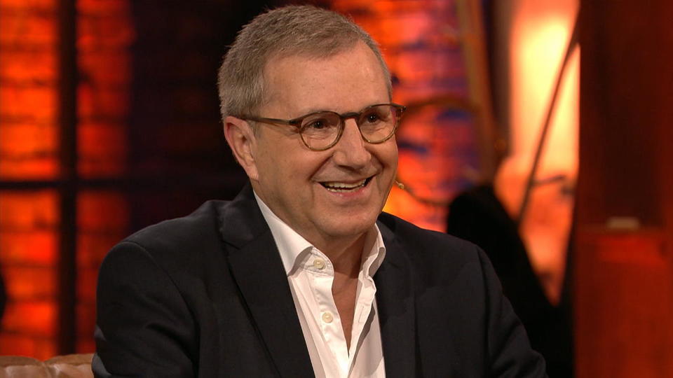 Jan Hofer bei Täglich frisch geröstet Traut sich Mr. Tagesschau auch Late-Night zu?