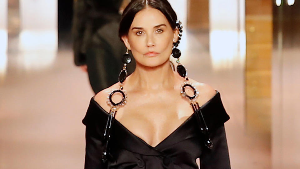 Schauspielerin auf dem Catwalk Demi Moore sieht SEHR verändert aus