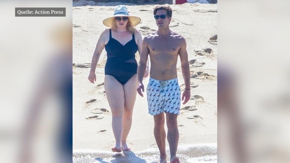 Am Strand mit ihrem Hottie Mit 20 Kilo weniger: Rebel Wilson zeigt sich im Badeanzug