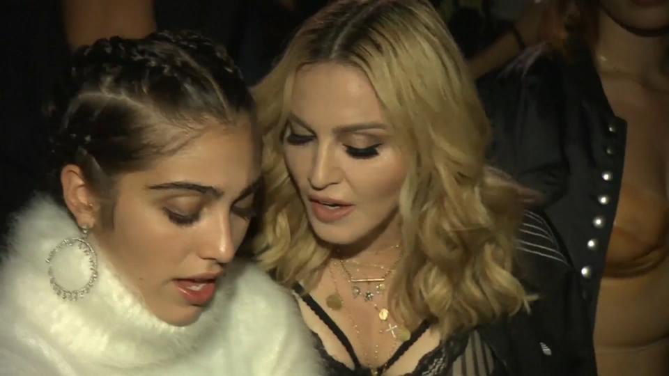 Haariger Modeljob! Lourdes zeigt sich mit Achselhaar