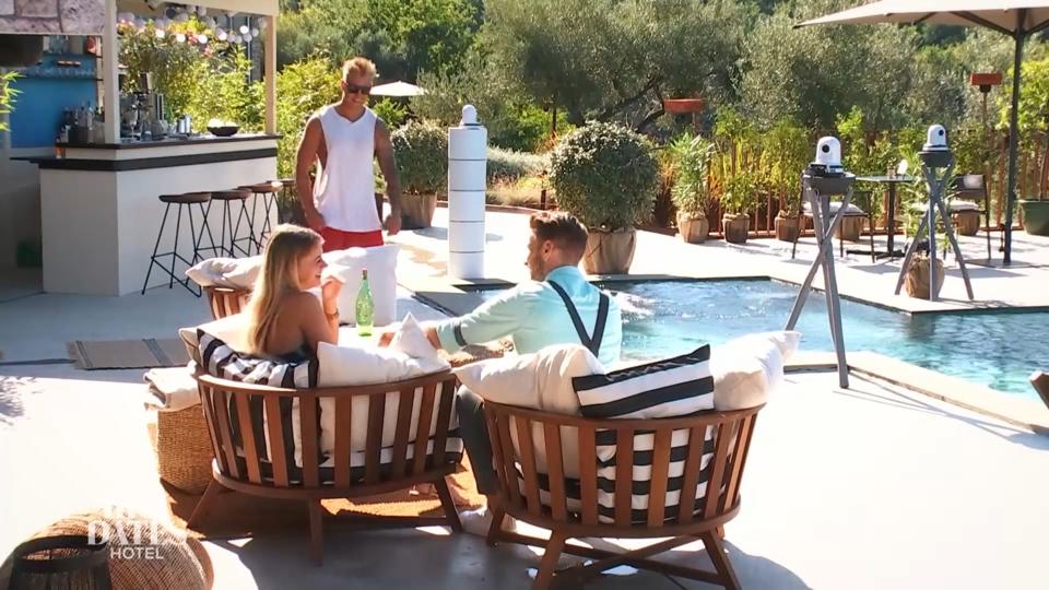 Eine First Dates Premiere Jacqueline staubt ein Date mit Barkeeper Rocco ab