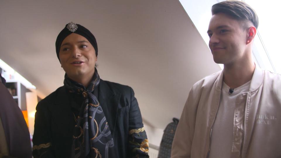 Freund von Julian F.M. Stoeckel Marcel hat eine besondere Leidenschaft für Barbie-Puppen