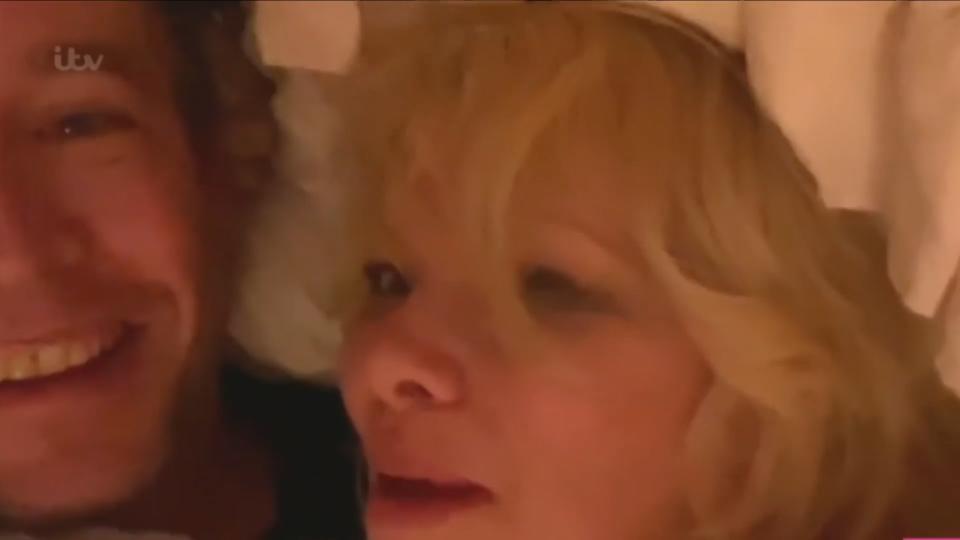 Verwuschelt und voll in love Pamela Anderson meldet sich live aus dem Ehe-Bett