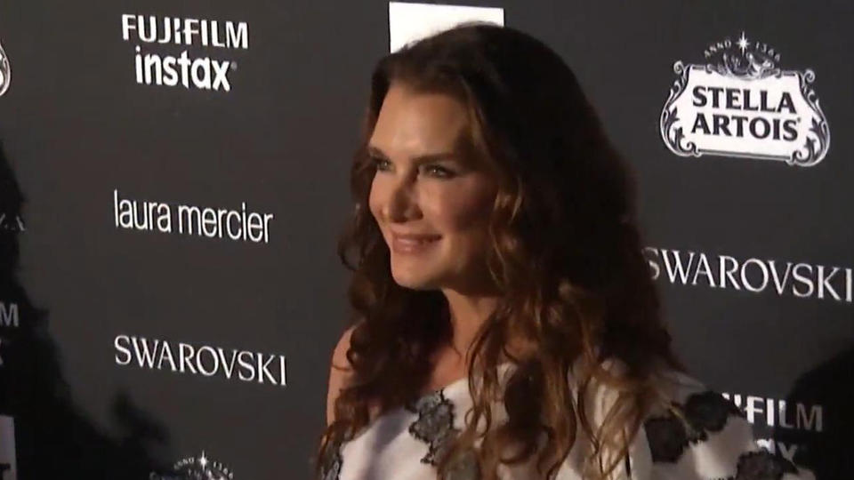 Brooke Shields auf Krücken unterwegs Schauspielerin muss wieder neu laufen lernen