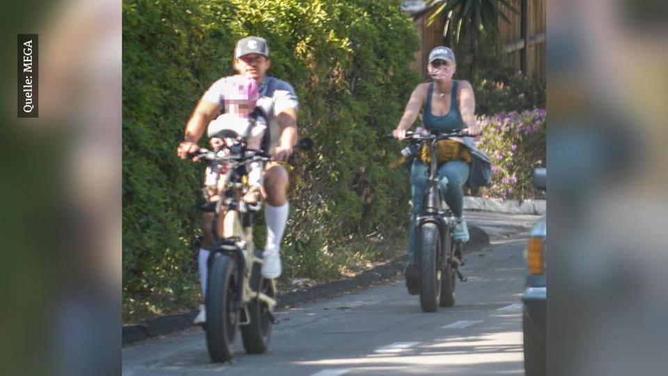Fahrradausflug mit der ganzen Familie Katy Perry und Orlando Bloom sind mit Daisy on Tour