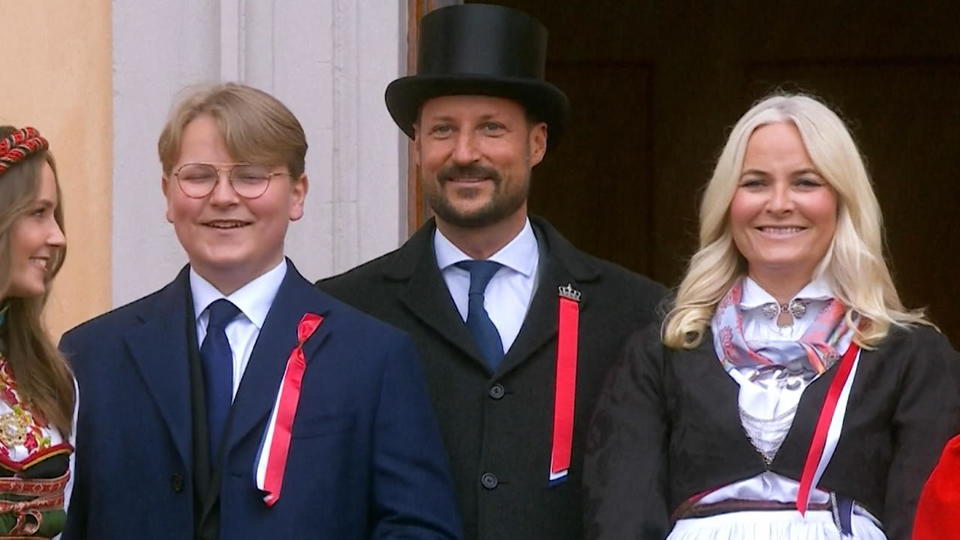 Er kann einfach nicht ernst bleiben Prinz Sverre Magnus hat 'nen Lachflash