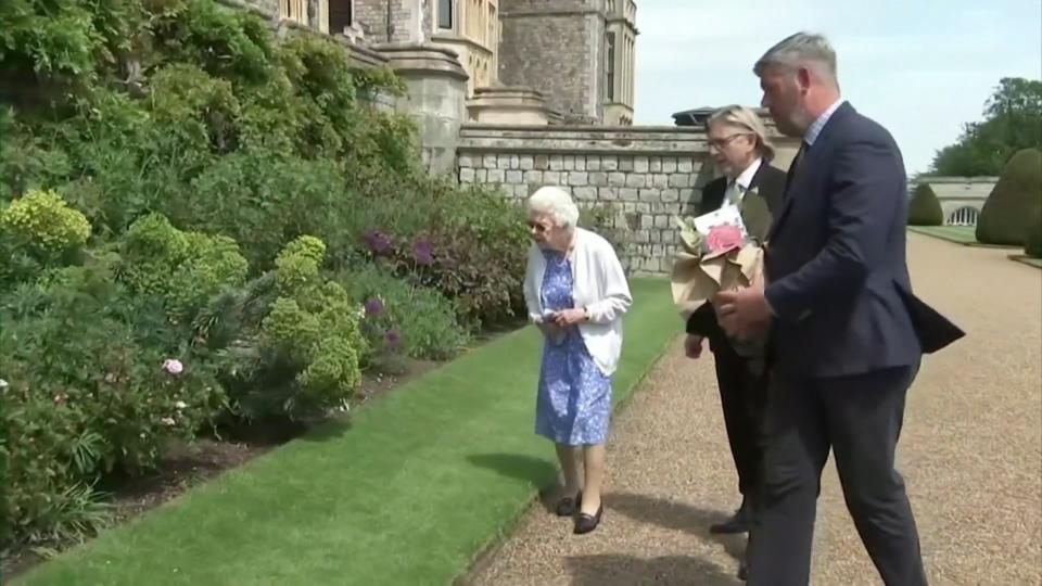 Zum 100. Geburtstag Queen Elizabeth II. pflanzt ein Rose Prinz Philip (†99)