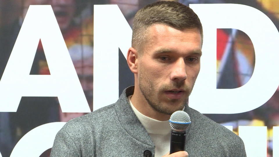 Er nimmt nie ein Blatt vor den Mund Lukas Podolski schießt gegen Spielerfrauen