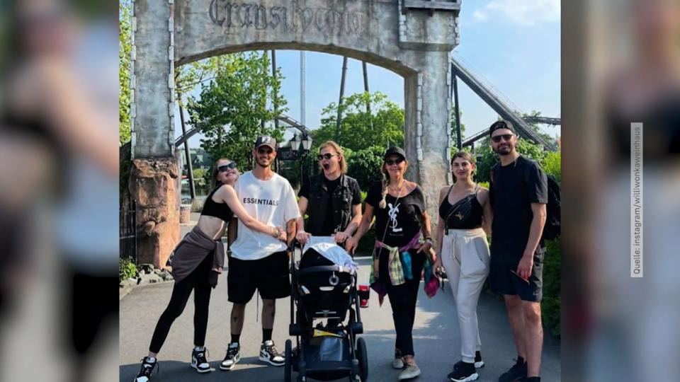 Alle Geschwister plus Anhang Familie Ochsenknecht im Freizeitpark