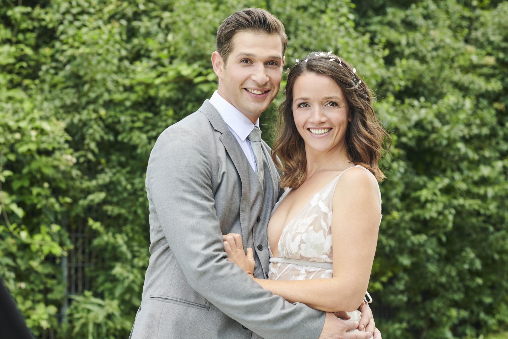 Das Highlight In Der 3 000 Folge Die Geilste Awz Hochzeit Ever