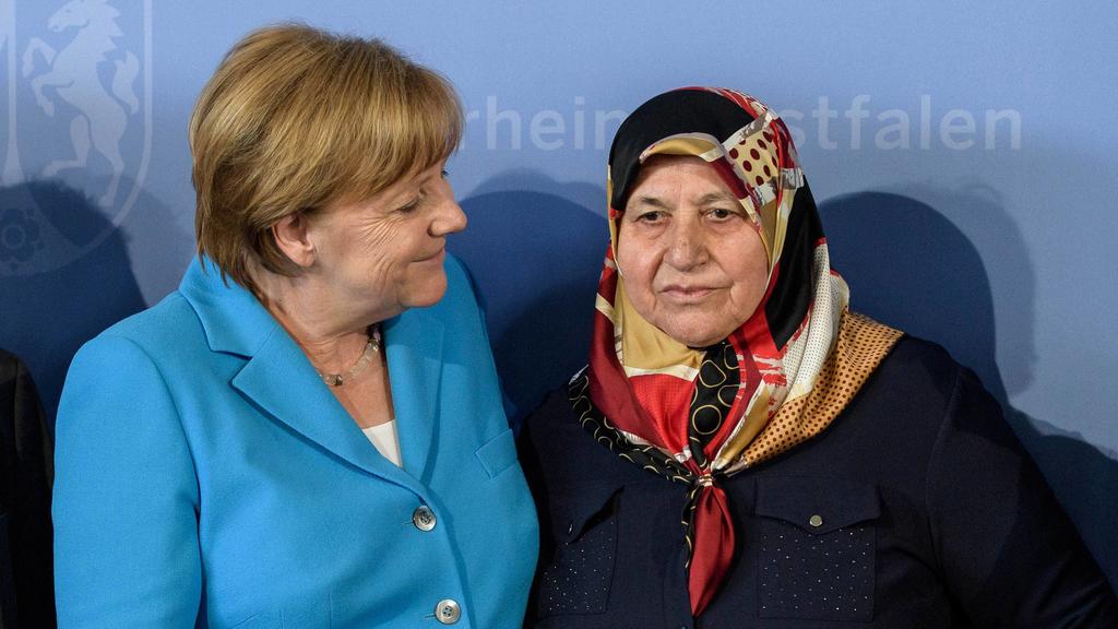 Gedenkfeier anlässlich des 25. Jahrestages des Brandanschlages von Solingen, 29.05.2018 vl: Bundeskanzlerin Dr. Angela Merke und Mevlüde Genc beim Gruppenfoto anlässlich des 25. Jahrestages des Brandanschlags von Solingen am 29.05.2018.