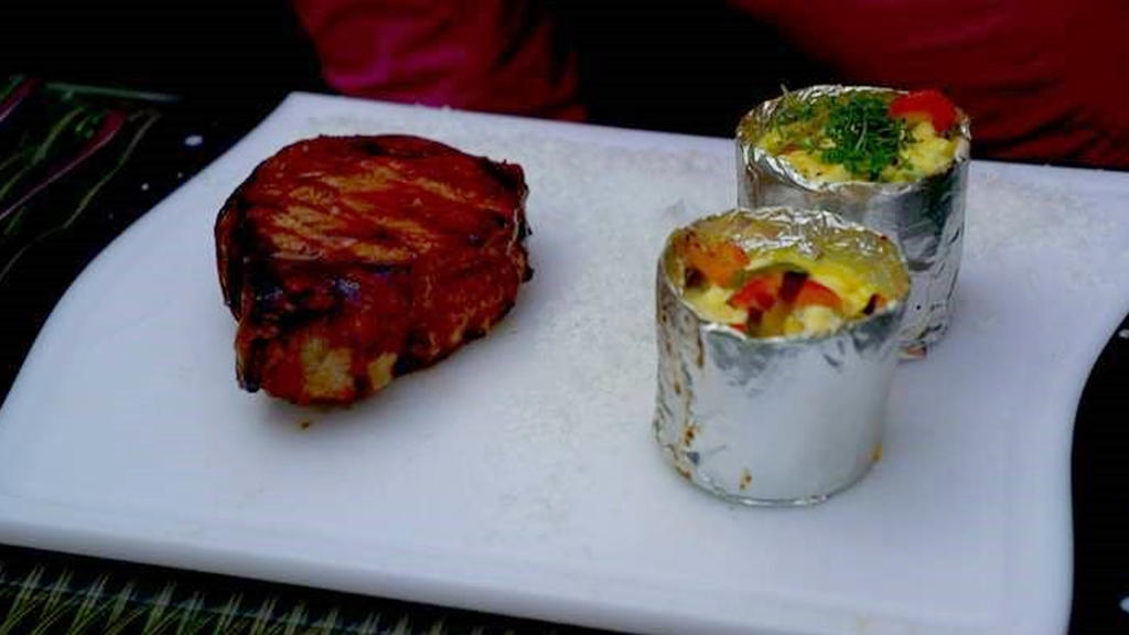 Nackensteak mit Blaubeer-Kirsch Glasur und Nudeln